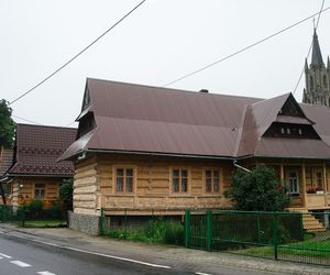 To jedna z najpiękniejszych wsi w Małopolsce. Jej ozdobą są zabytkowe chałupy