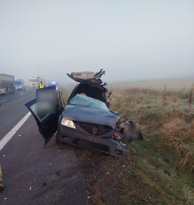 Poważny wypadek na DK 16 pod Olsztynem. Nie żyje kierowca auta osobowego