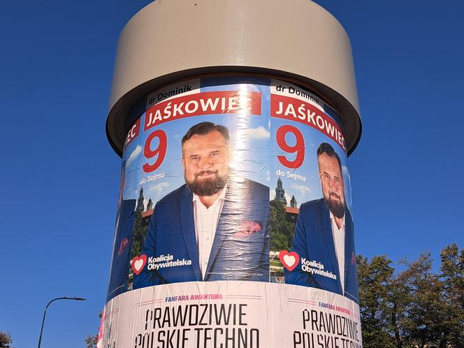 Plakaty wyborcze w Krakowie. Tak politycy promują się w przestrzeni miejskiej