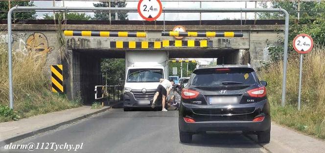 Kierowca dostawczaka utknął pod wiaduktem na ul. Glinczańskiej w Tychach