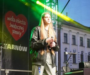 Na rynku w Tarnowie trwa koncert 33. Finału Wielkiej Orkiestry Świątecznej Pomocy. Tak bawią się mieszkańcy miasta