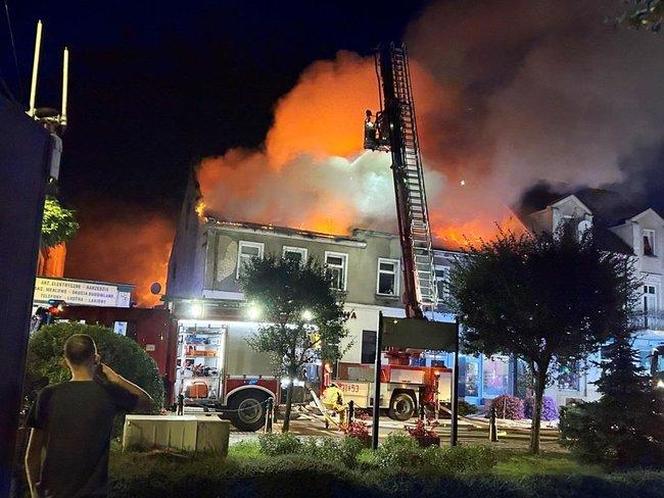 Potężny pożar kamienicy w Nakle nad Notecią. Nie żyje jedna osoba