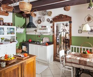 Kolorowa ściana w kuchni – lamperia z koronką