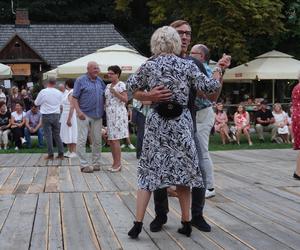 „Tańcowali” na parkiecie w Muzeum Wsi Lubelskiej aż miło było patrzeć! FOTORELACJA z sobotniej potańcówki