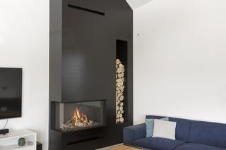 Kominek na drewno w salonie