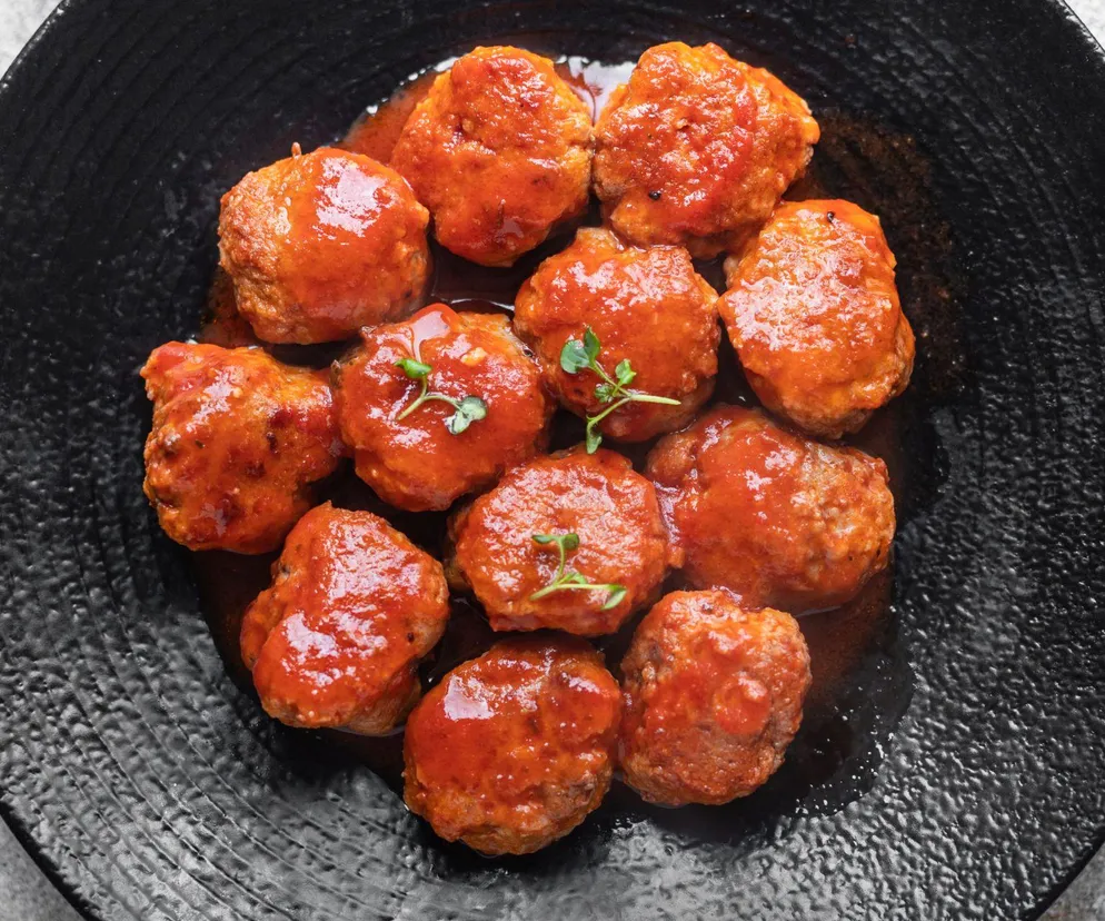 Klopsiki Albóndigas. Delikatne mięsne kulki w oryginalnym sosie 