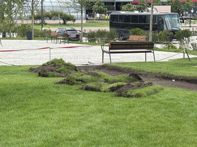 Absurd roku w Warszawie. Zrywają zieleń na nowym pl. Centralnym. Zamiast niej będzie beton