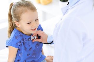 To teraz najczęstszy objaw chorobowy u dzieci. Pediatra przestrzega przed bagatelizowaniem go