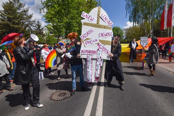 Happening pt. "Na drugi koniec tęczy z Ojcem Tadeuszem. Chryja 2"