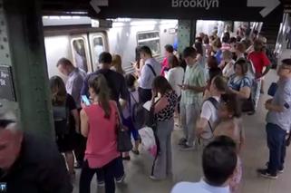 Śmieci na torach paraliżują metro