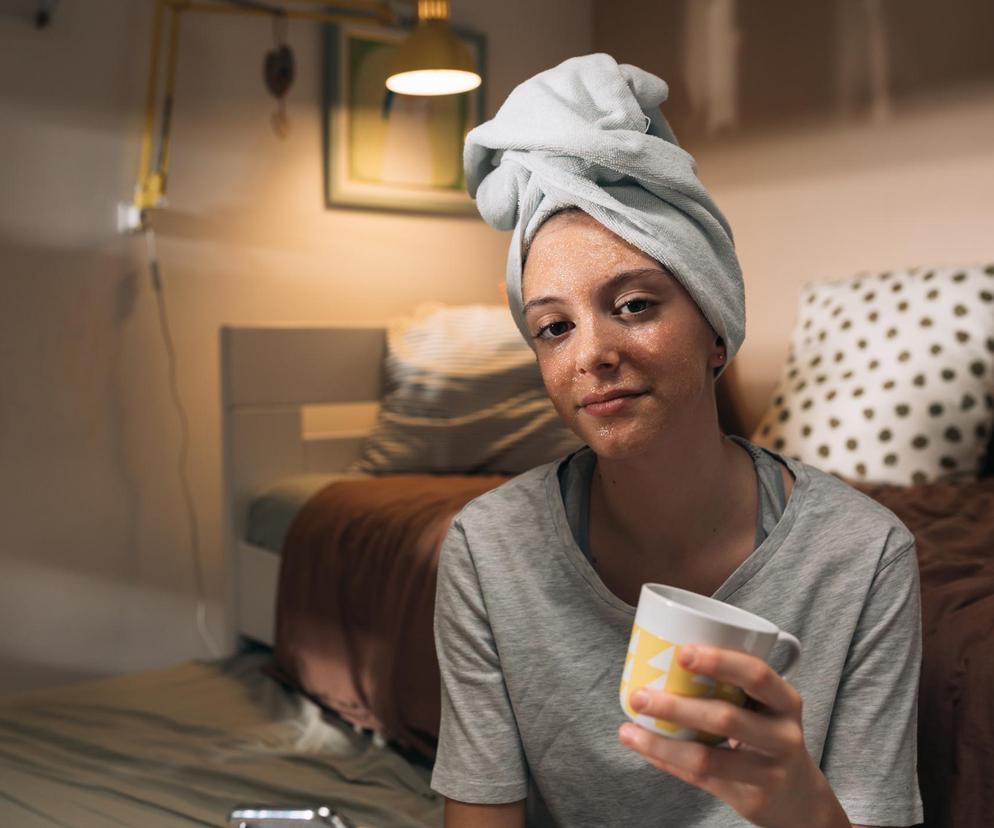 W PRL-u ta ziołowa herbatka uchodziła za najlepszy lek na trądzik. Wraca do łask. Słusznie?