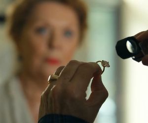 	Barwy szczęścia odc. 3122. Józefina Rawiczowa (Elżbieta Jarosik), pierścionek zaręczynowy