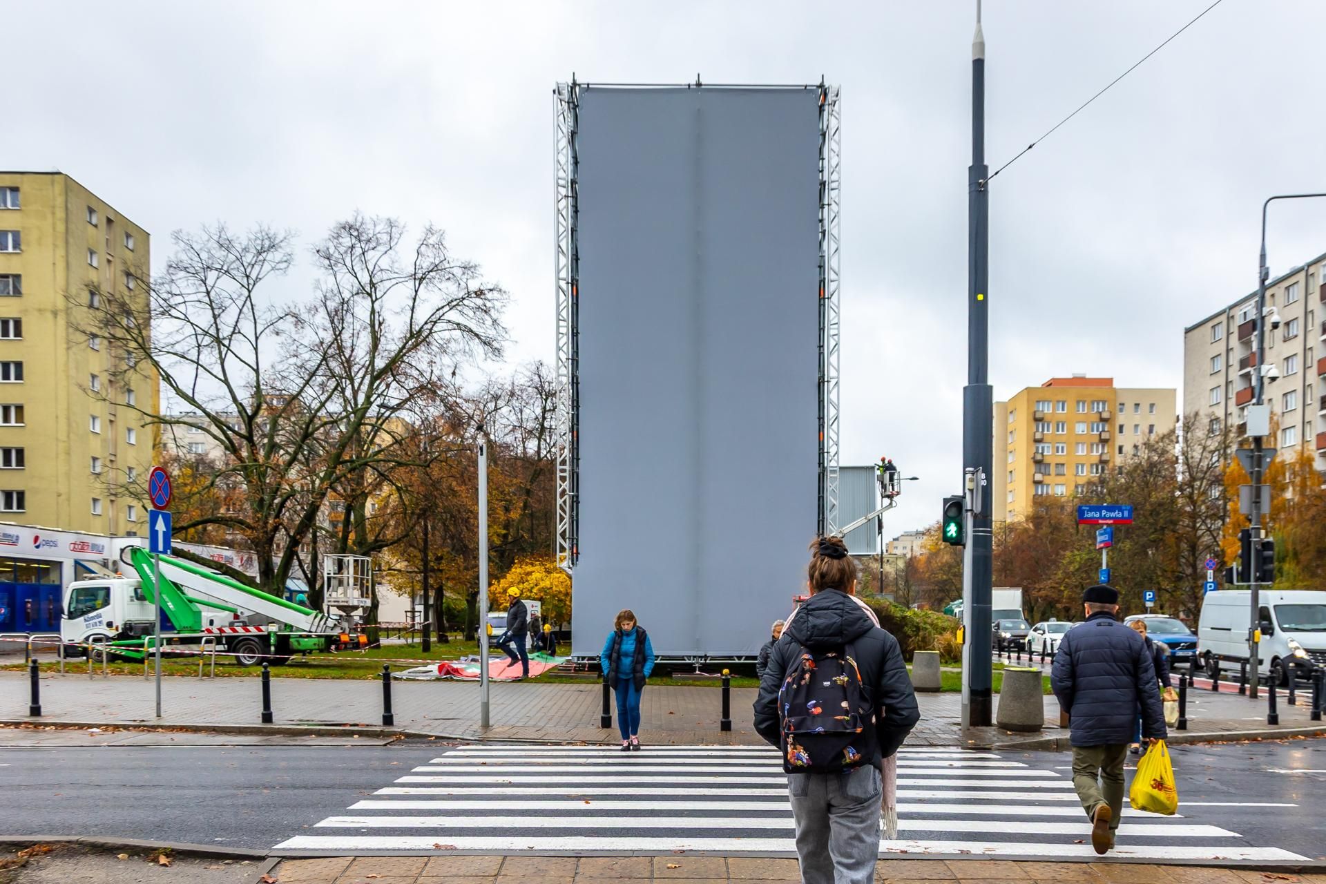 Stelaż reklamowy na rogu ul. Anielewicza i al. Jana Pawła II w Warszawie