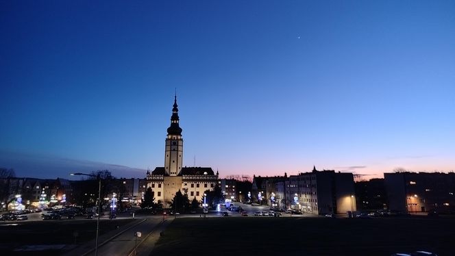 Odbudowany ratusz w Strzelinie nocą