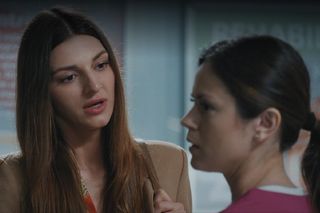 M jak miłość odc. 1887. Kasia (Paulina Lasota), laborantka Anka Sokołowska (Katarzyna Russ)