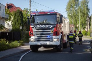 Pożar bloku w Stalowej Woli. Strażacy dementują pogłoski o przyczynie pojawienia się ognia  