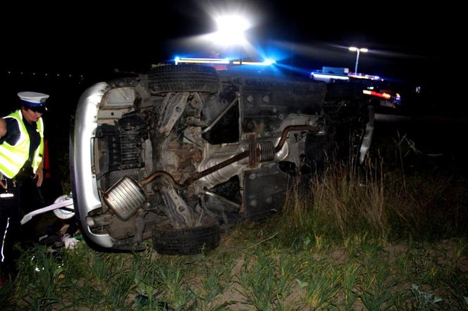 Pijany kierowca BMW przeleciał nad rondem i dachował