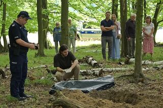 Pierwsza miłość, odcinek 3888: Wstrząsające morderstwo w Wadlewie! Dzieci Kulasa znajdą ciało w lesie - ZDJĘCIA 