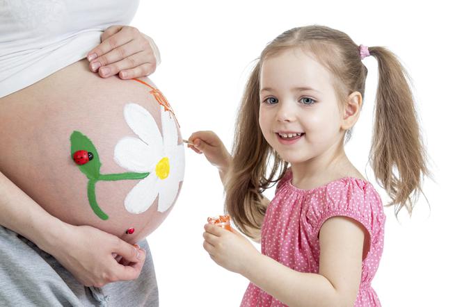W czasie ciąży możesz namalować na brzuchu zabawny rysunek