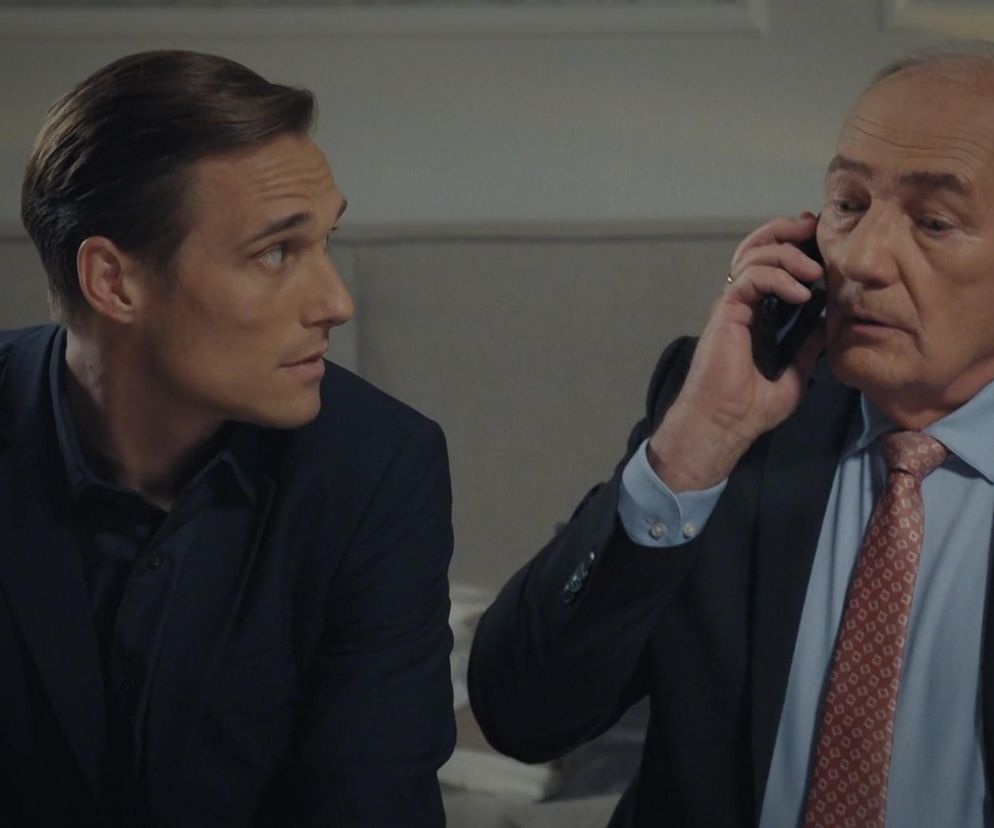 Olek (Maurycy Popiel) i Argasiński (Karol Strasburger) w garniturach, zaniepokojeni rozmową telefoniczną. Olek spogląda na Argasińskiego, który odbiera telefon, co wskazuje na kłopoty, o których przeczytasz więcej na Super Seriale.