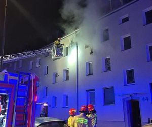 Nocny pożar w Gliwicach. Świadek usłyszał wołanie o pomoc. Z okna wydobywały się płomienie