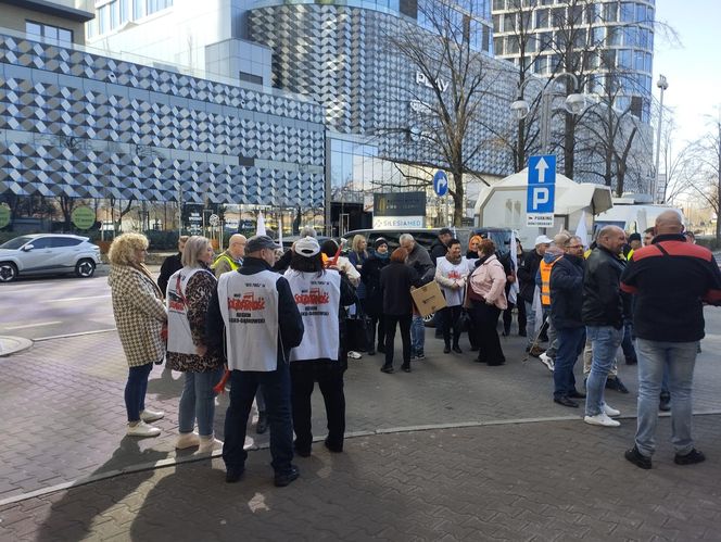 Protest hutników pod Węglokoksem w Katowicach. "Co innego nam mówią, a co innego robią"