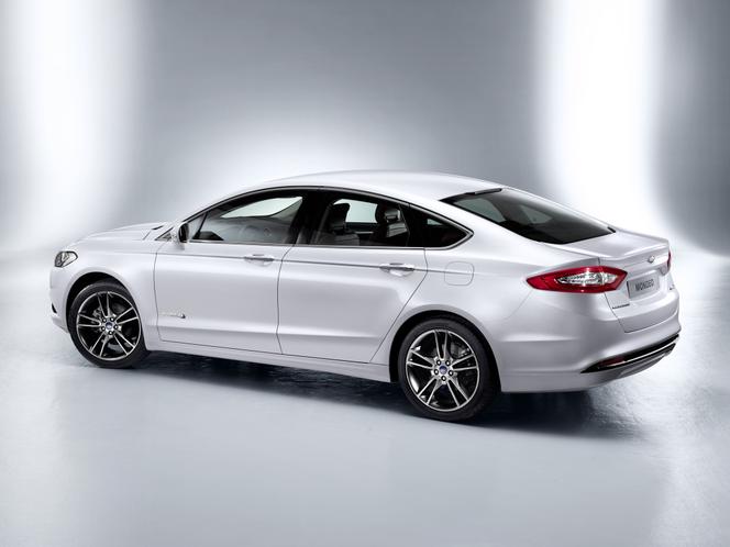 Ford Mondeo Hybrid 2015