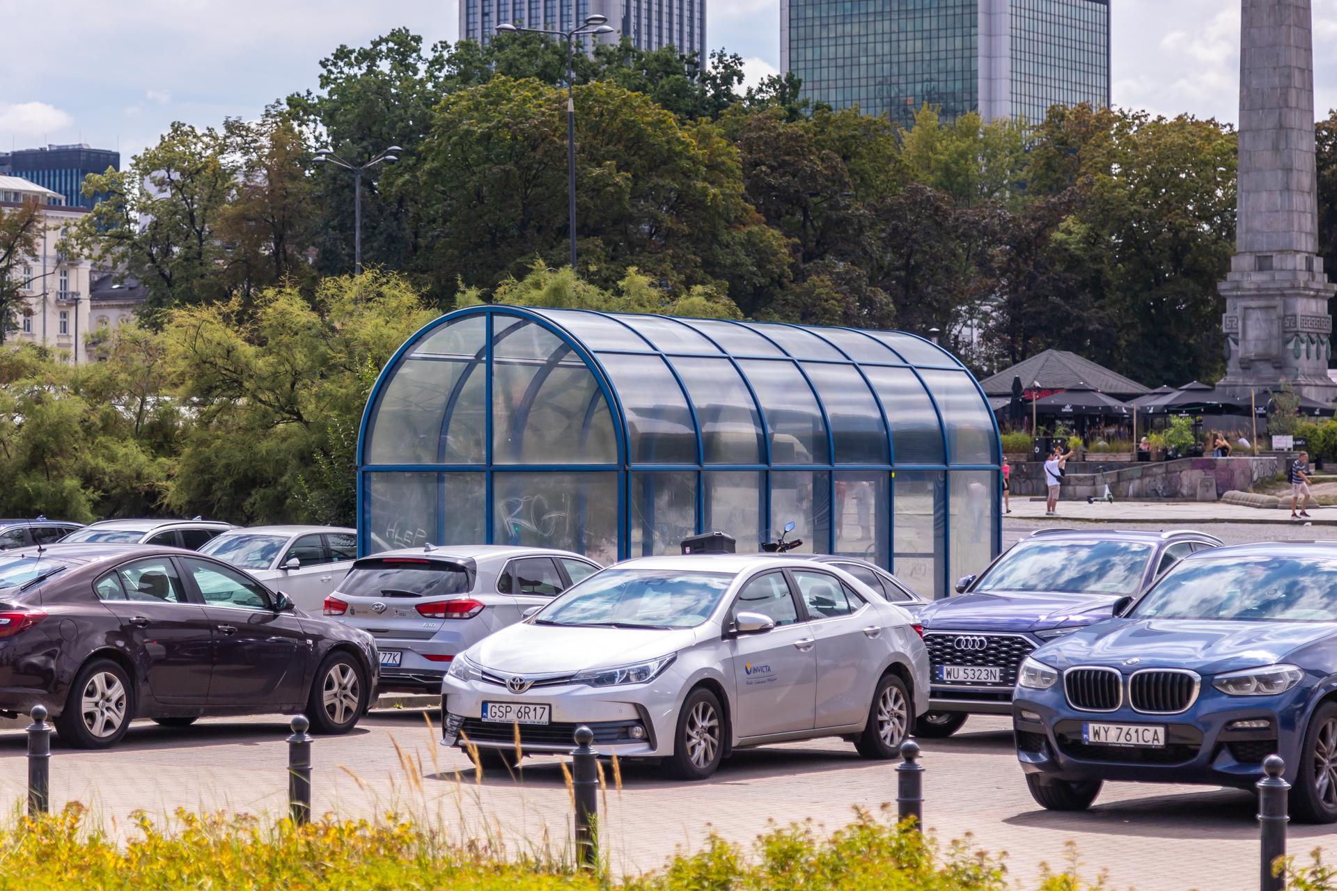 Wiaty z lat 90. nad wejściami do stacji metra Centrum w Warszawie