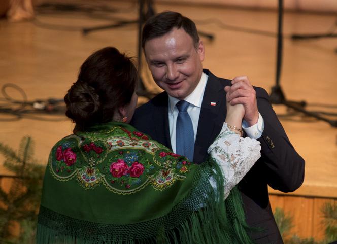 1 PUBL - Prezydent Duda tańczy z góralami