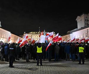 Protest pod Pałacem Prezydenckim. Ludzie schodzą się po zatrzymaniu Kamińskiego i Wąsika
