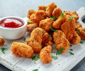 Nuggetsy z piekarnika: przepis na pierś kurczaka inaczej