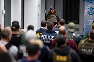 Nowa sekretarz na pokazowych łapankach w Nowym Jorku