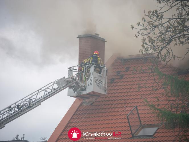 Ogromny pożar na ul. Prądnickiej w Krakowie. Kilkudziesięciu strażaków walczy z ogniem