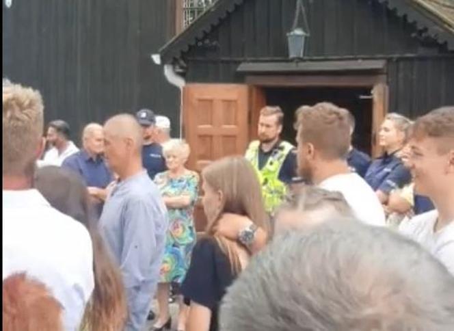 Parafianie w Jaworznie chcą wywieźć księdza na taczce 