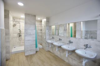 Łazienki w internacie gotowe. Lubelskiemu ratuszowi pomogła sieć sklepów budowlanych 