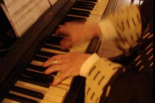 Pani Beata gra na instrumentach klawiszowych