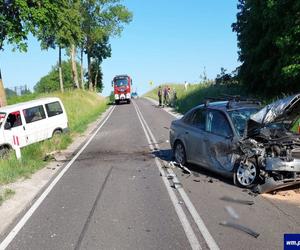 Bus wjechał w osobówkę. Nie żyje 19-latek, są ranni. Tragedia na Mazurach