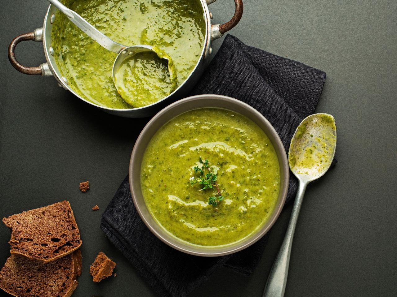  Esencjonalna zupa z pieczonych zielonych pomidorów. Dodaj ten jeden składnik, a smak cię zauroczy