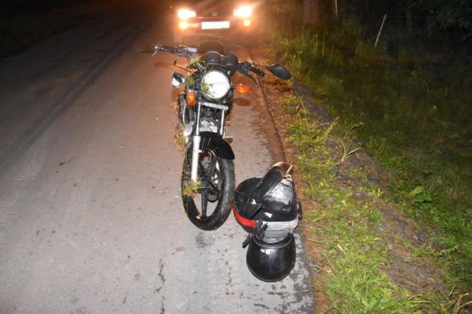 Zabawa. Pijany motorowerzysta uderzył w betonowy słup. Ma złamane kości czaszki i żebra