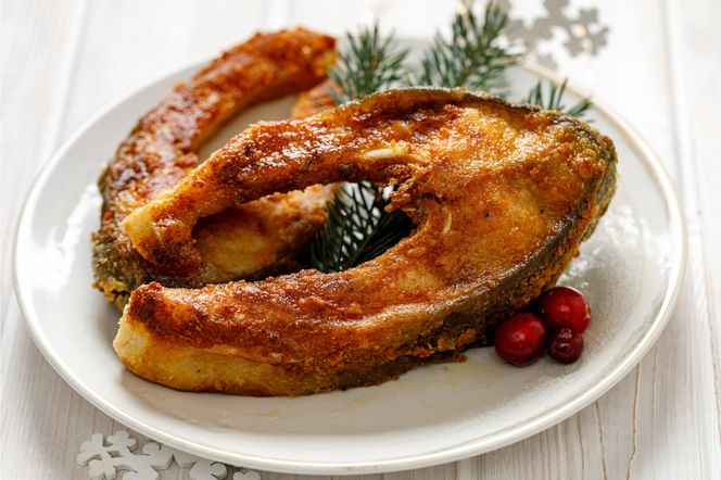 Wigilijny karp z idealnie chrupiącą skórką – jak smażyć dzwonka karpia, by zachwycały smakiem na świątecznym stole?