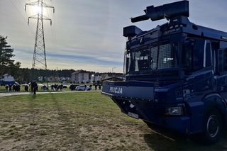 Ze stadionu prosto do celi! Kibice odpalili race i petardy!