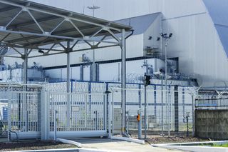 Ochrona perymetryczna obiektów przemysłowych krok po kroku – co powinien zawierać skuteczny system zabezpieczeń?