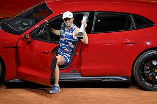 Iga Świątek pożyczyła tacie wypasioną furę