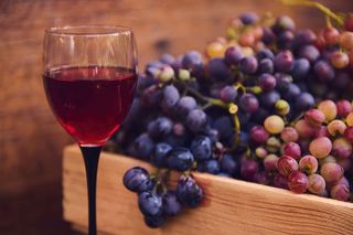 Domowe wino z polskich winogron – prosty przepis krok po kroku na wino winogronowe