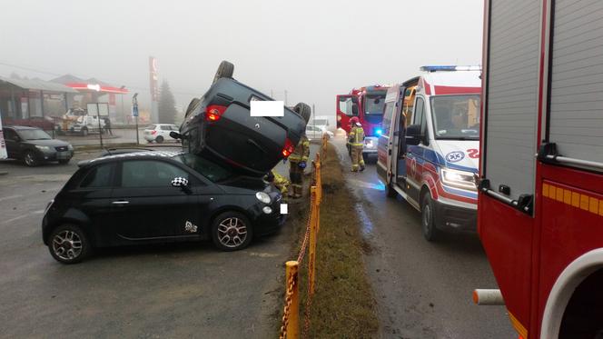Nieprawdopodobny wypadek na Zakopiance. Osobowy renault wylądował na dwóch innych pojazdach [ZDJĘCIA]