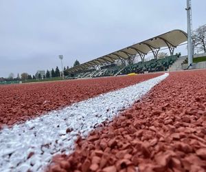 Ostatnie dni remontu stadionu w Starachowicach. Na bieżni pojwiły się tory