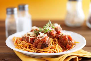 Spaghetti z sosem pomidorowym i pulpetami drobiowymi