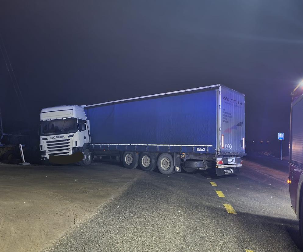 Wypadek koło Wolina zablokował drogę. Ciężarówka zderzyła się z samochodem!