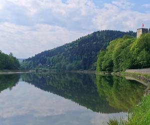 To jedno z najmniejszych miast na mapie Małopolski. Można w nim podziwiać sławny zamek