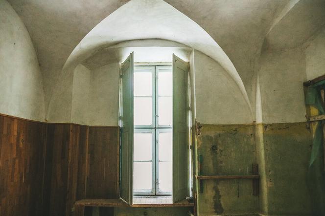 Coś niesamowitego! Rzeźbione schody w opuszczonym pałacu robią ogromne wrażenie [ZDJĘCIA]